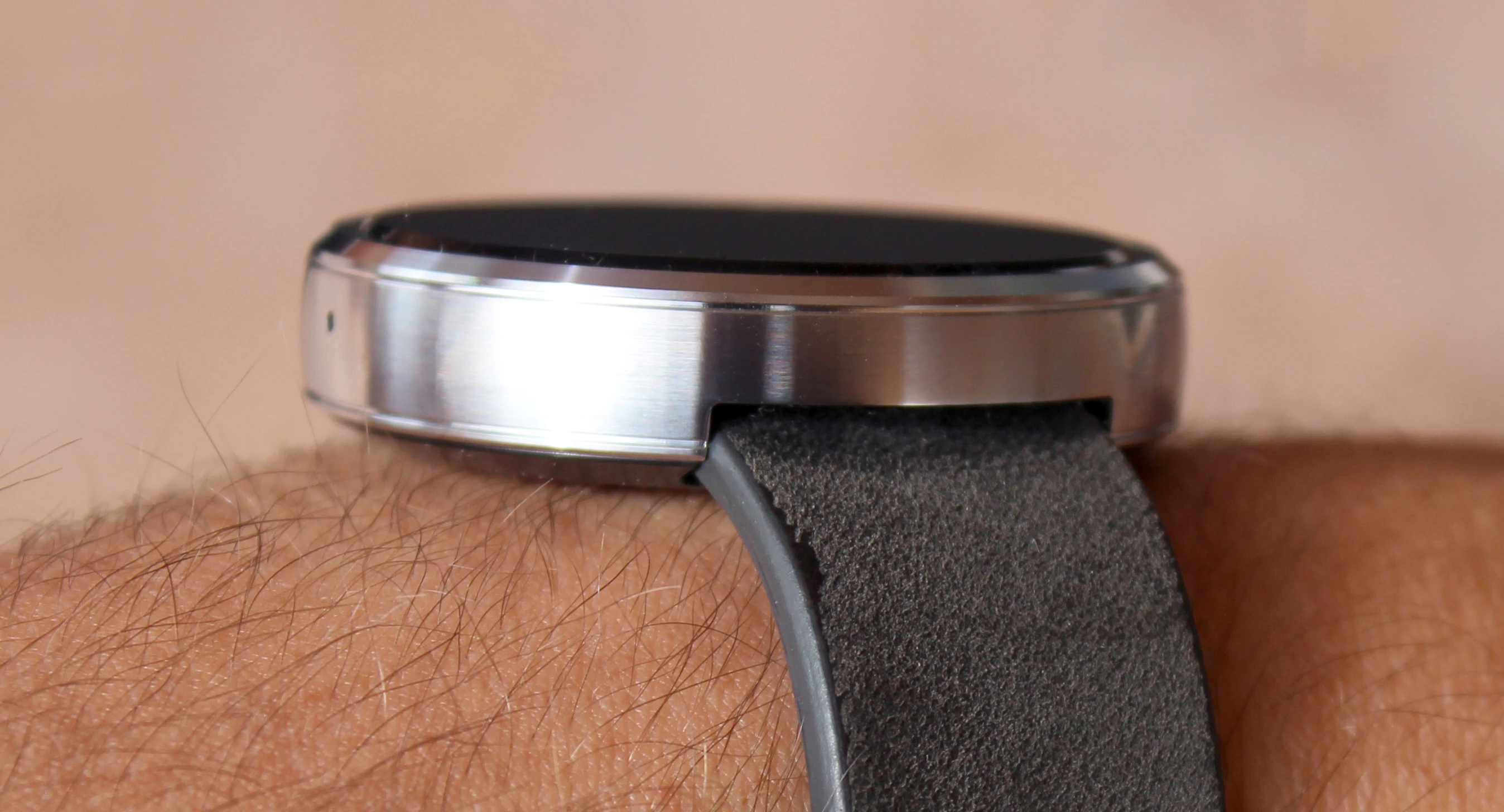 Moto 360 also comes with a chrome finish (Photo credit: Will Shanklin/Gizmag.com)