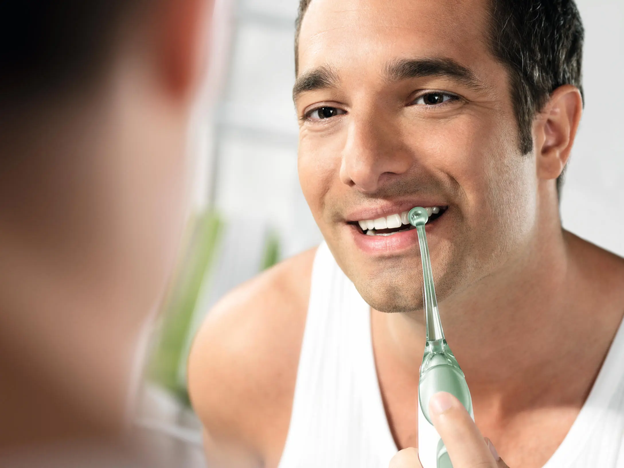 Philips has introduced a new handheld dental care product that dislodges interdental plaque and bacteria with rapid bursts of air and water.