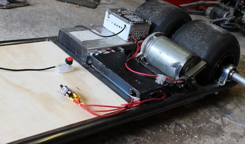 A 500 W golf cart motor drives the chain to turn the rear wheels of the Electro-Luge 500S