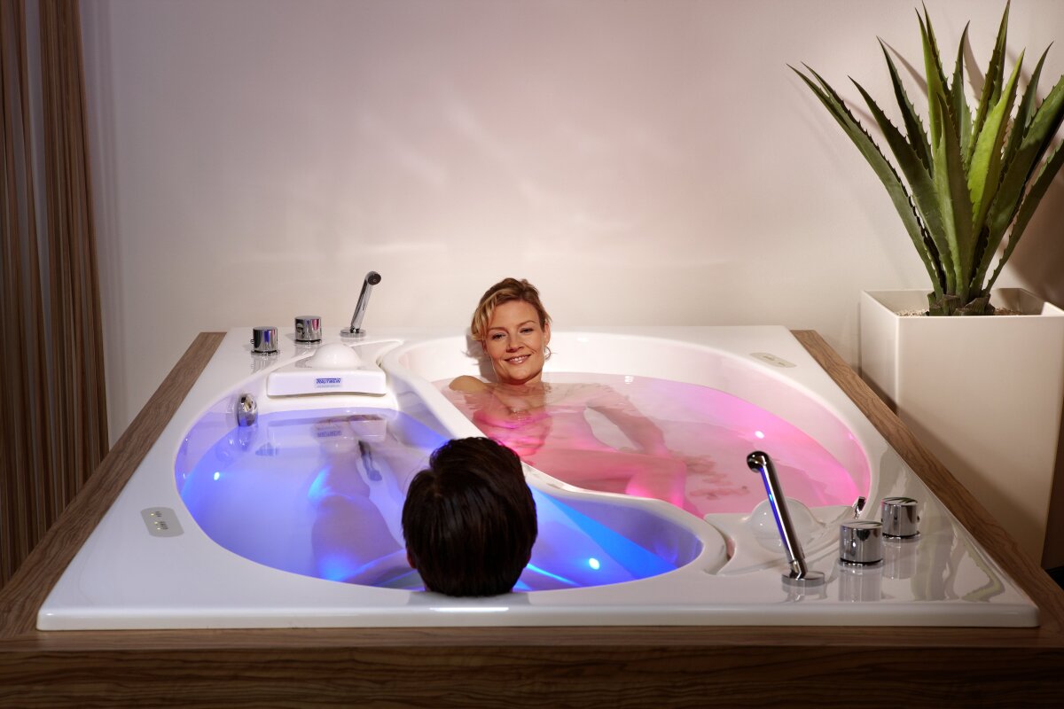 The temperature in each tub can be set to that bather's liking, plus either of the tubs can be used on its own (Photo: Trautwein)