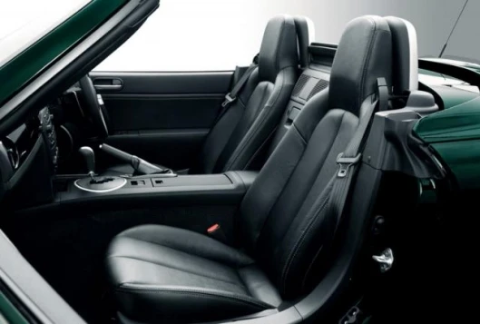 Heated leather bucket seats.
