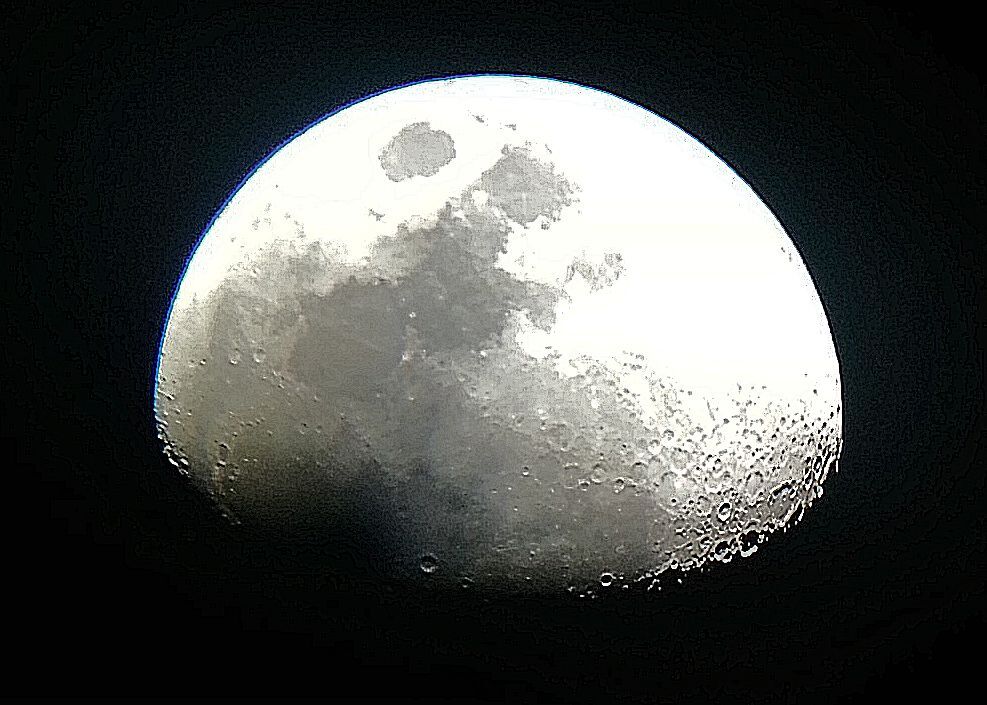Smartphone photo of the Moon taken using the 25 mm eyepiece. While overexposed, the detail around the terminator gives some idea of the excellent resolution of the OneSky (Photo: B. Dodson)
