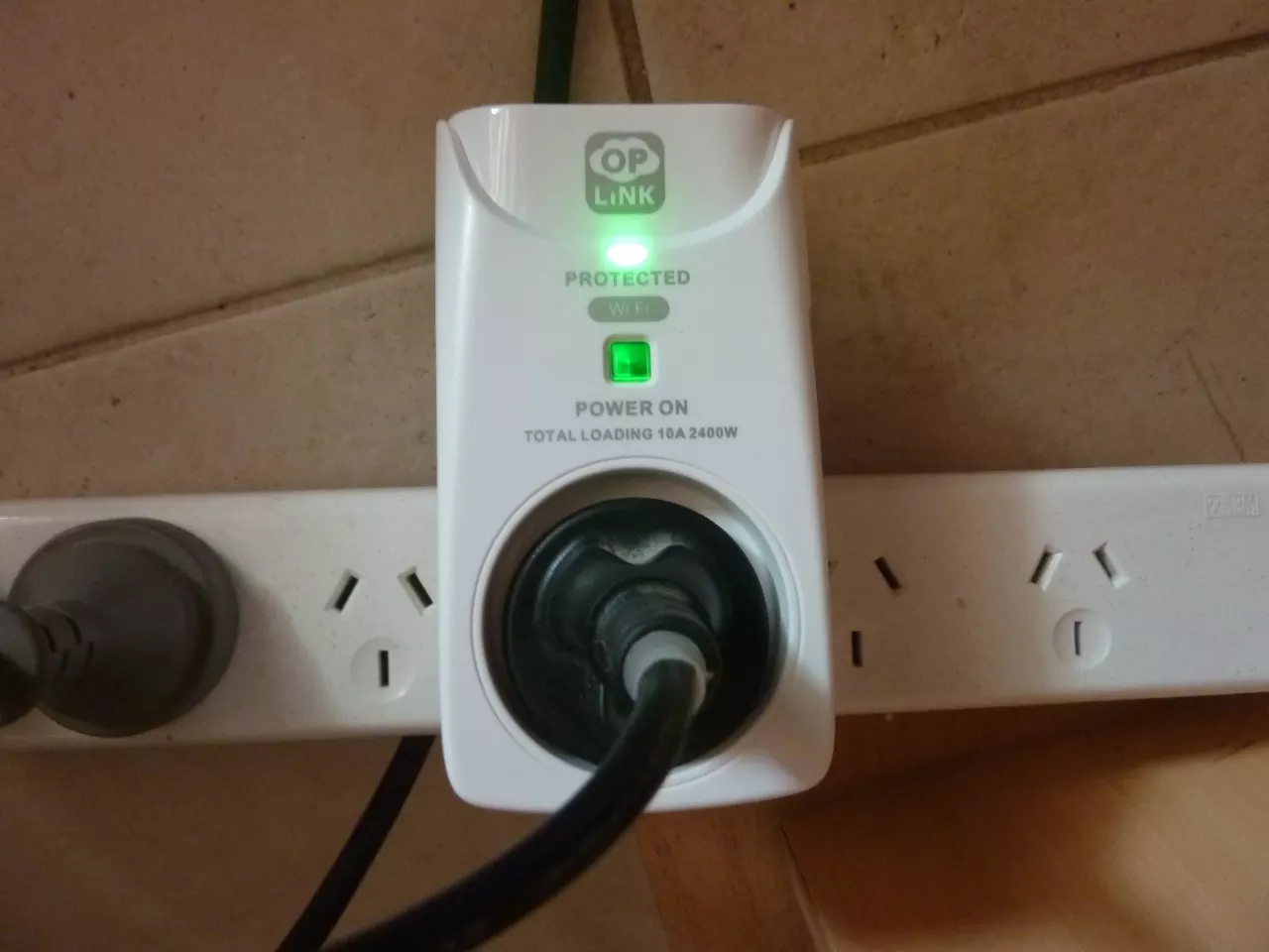The Smart Plug wirelessly connects to the OPU (Photo: Gizmag.com/Darren Quick)