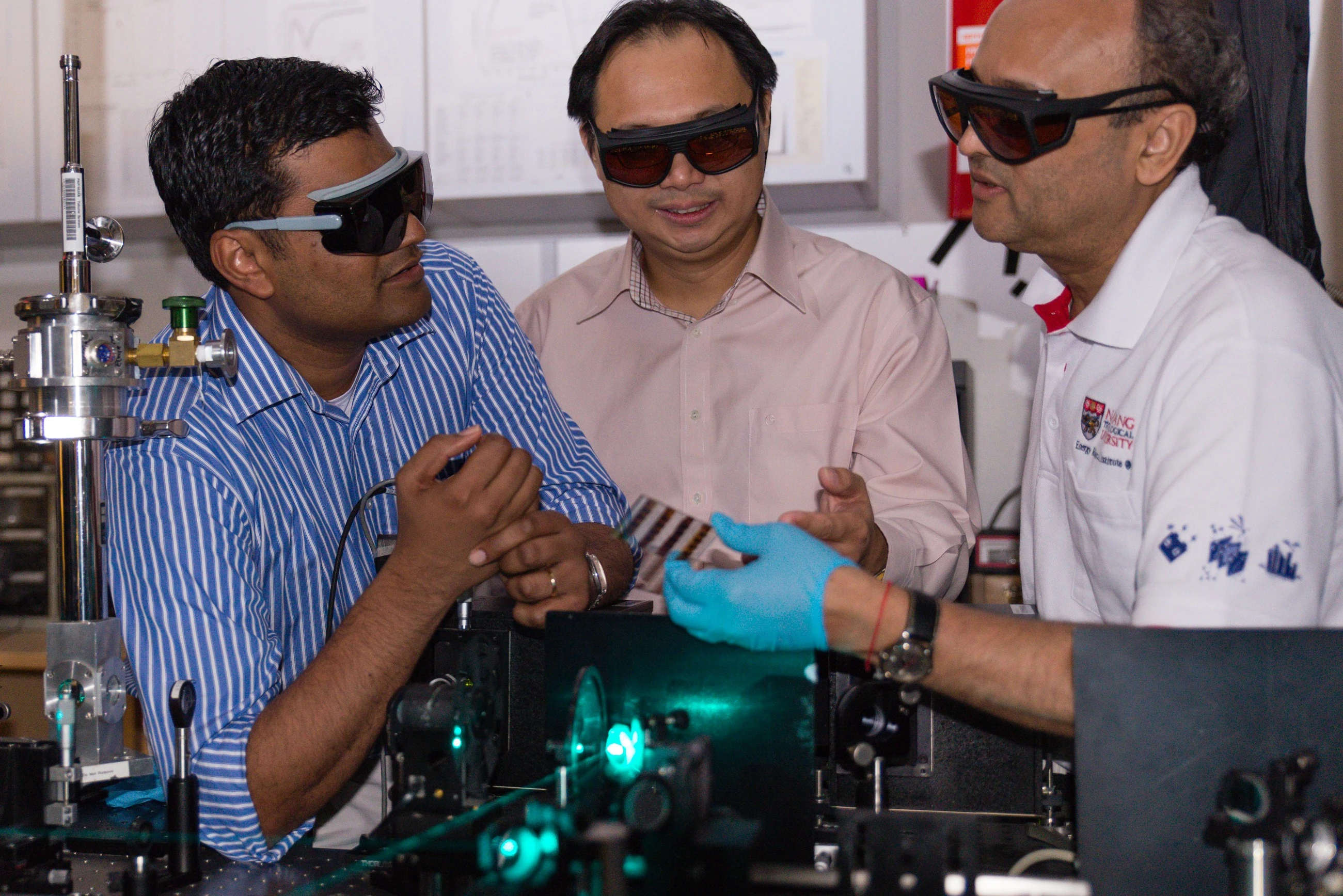 (L to R) Assistant Professor Nripan Mathews, Assistant Professor Sum Tze Chien and Professor Subodh Mhaisalkar holding their Perosvkite solar cell (Photo: Nanyang Technological University)