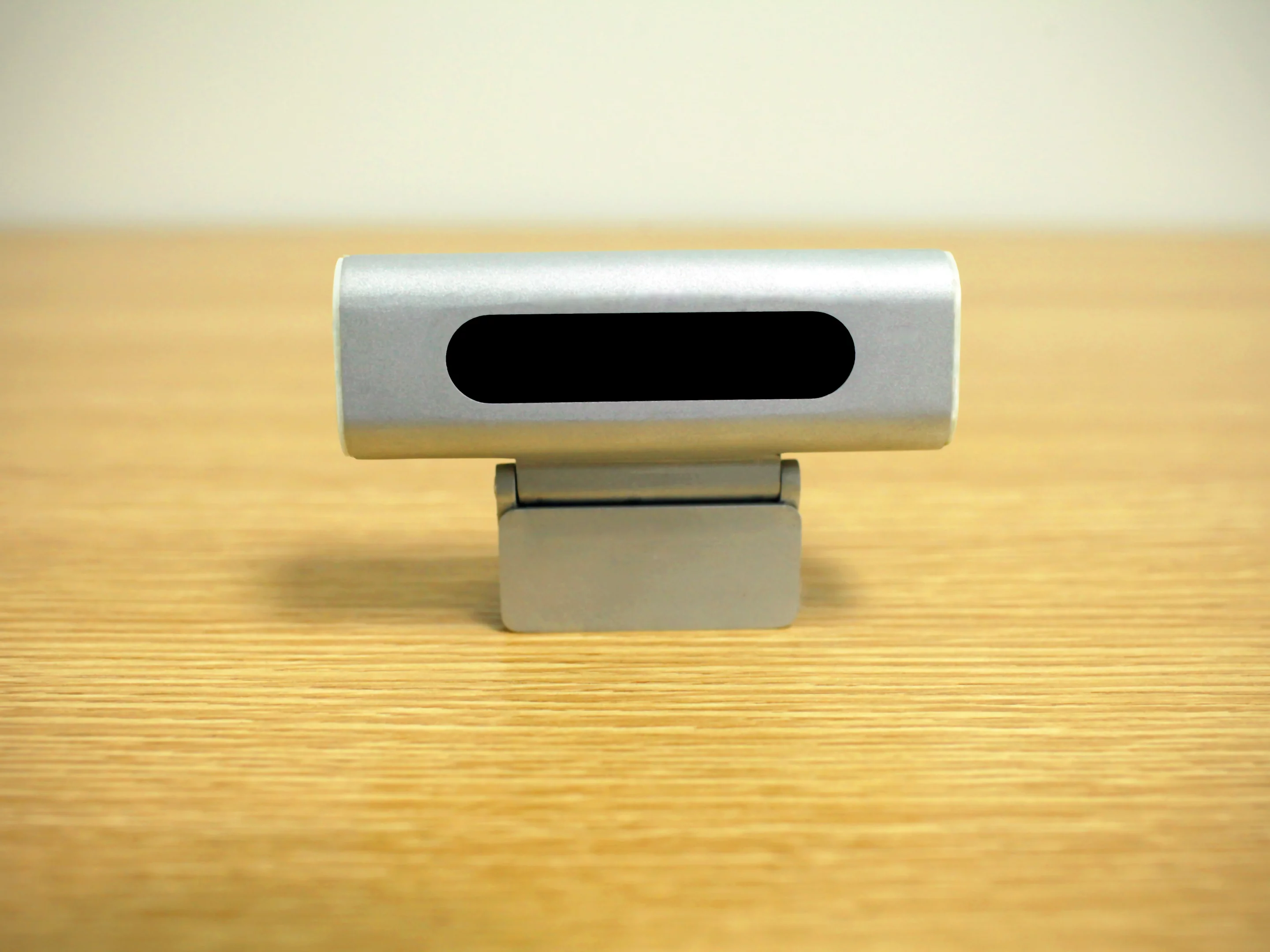 The pre-production prototype measures 3 x 3 x 8 cm and sports aluminum housing