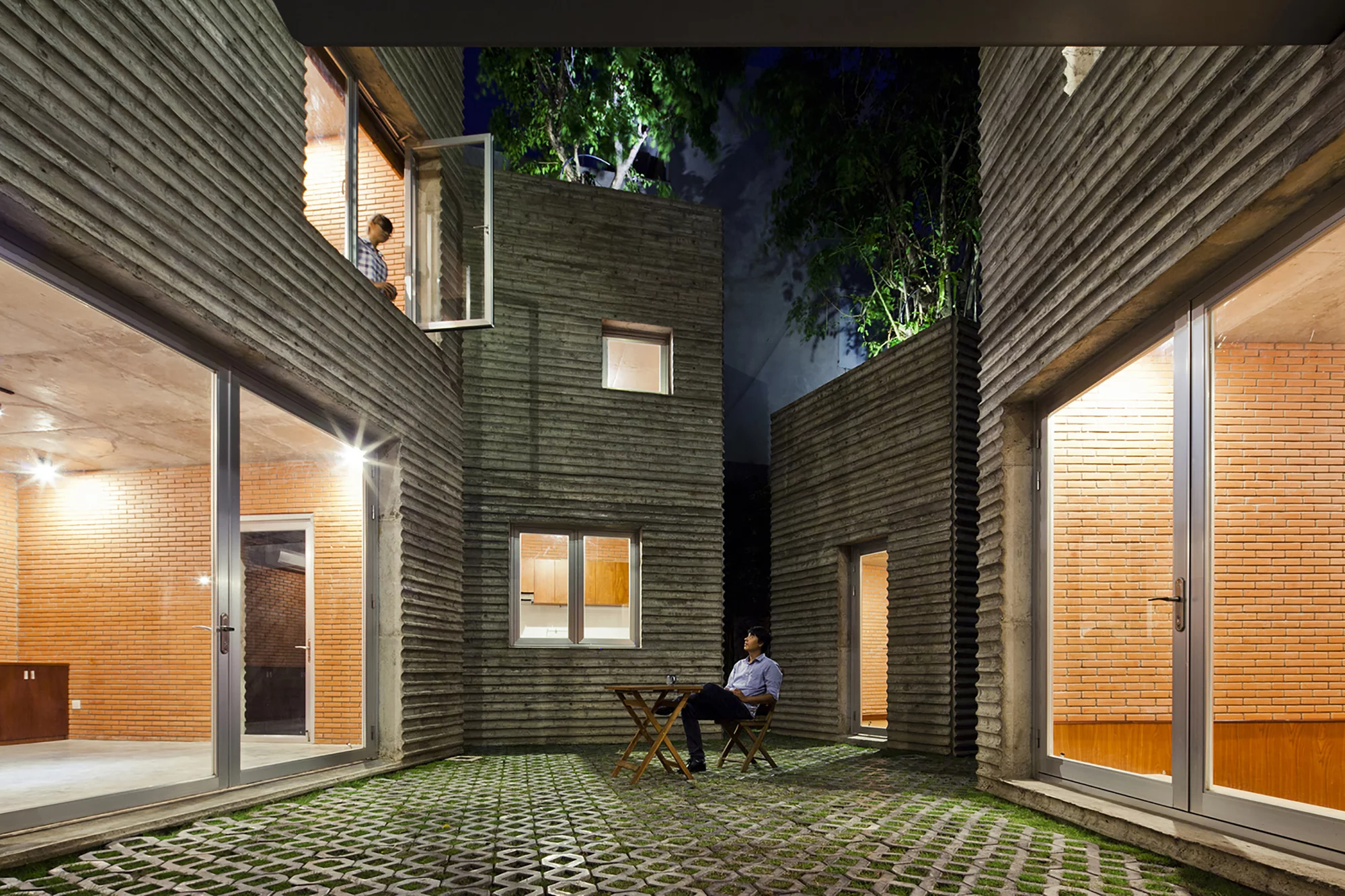 A generous shaded courtyard lies between the boxes (Photo: Hiroyuki Oki)