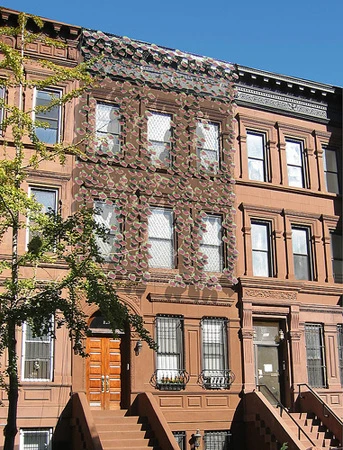 Solar Ivy illustrated on a Brooklyn building(Image by Solar Ivy/SMIT)