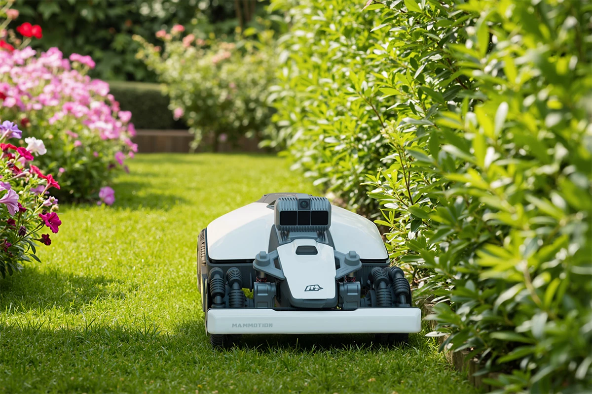 The Luba Mini AWD LiDAR delivers 88W of cutting power for up to 150 minutes with a full battery, which works out to about 2,700 sq ft on a single charge
