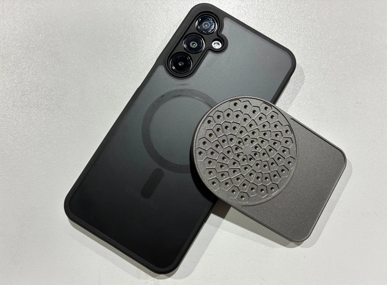 The SoundCam Go magnetically attaches to the phone, and works with an accompanying iOS/Android app