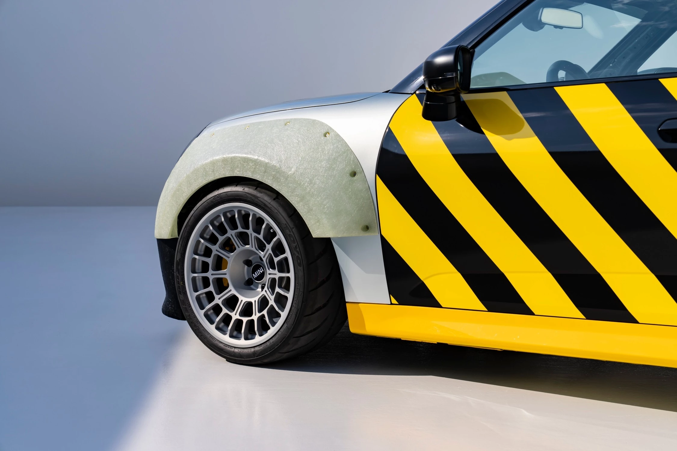 The Skeg concept is stripped down to its bare essentials, resulting in 15% less bulk than the stock car while producing the same 258 horsepower (190 kW)