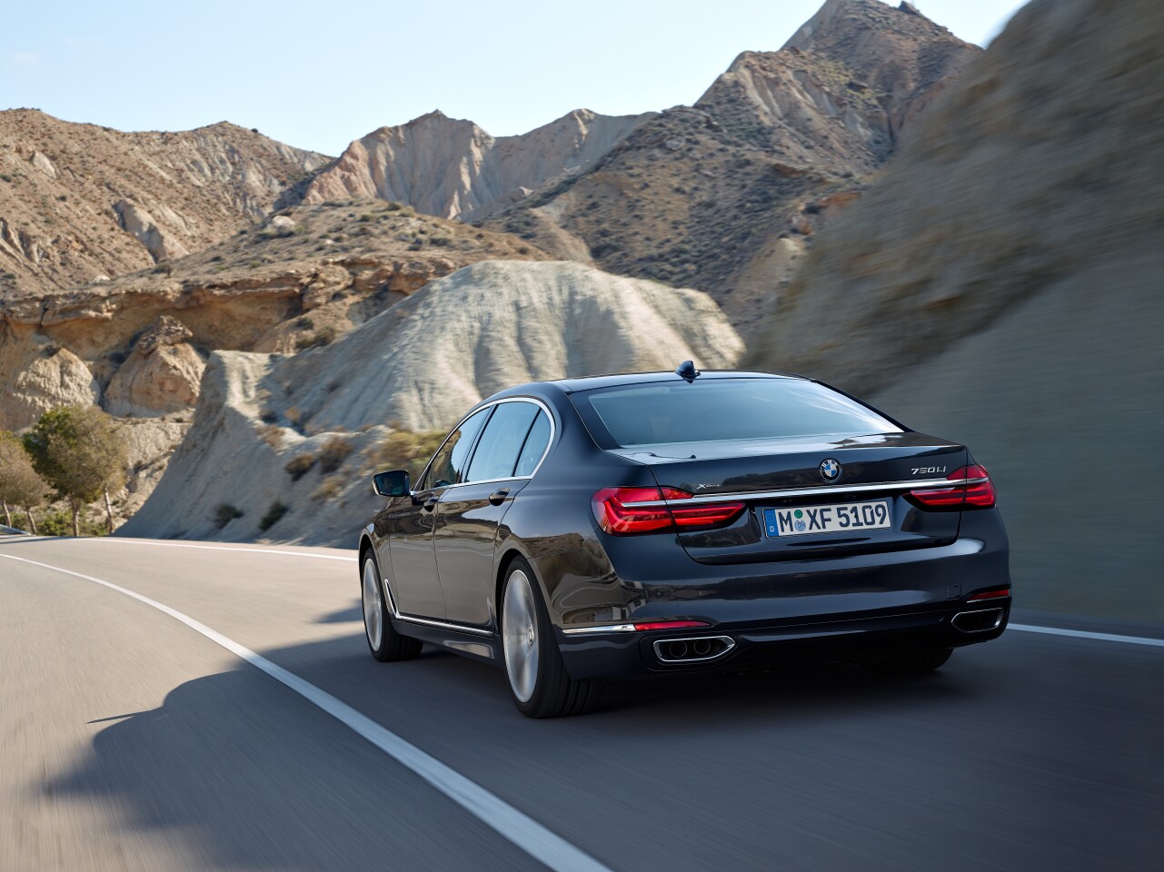 The 7 Series is 130 kg (286 lb) lighter than the car it replaces