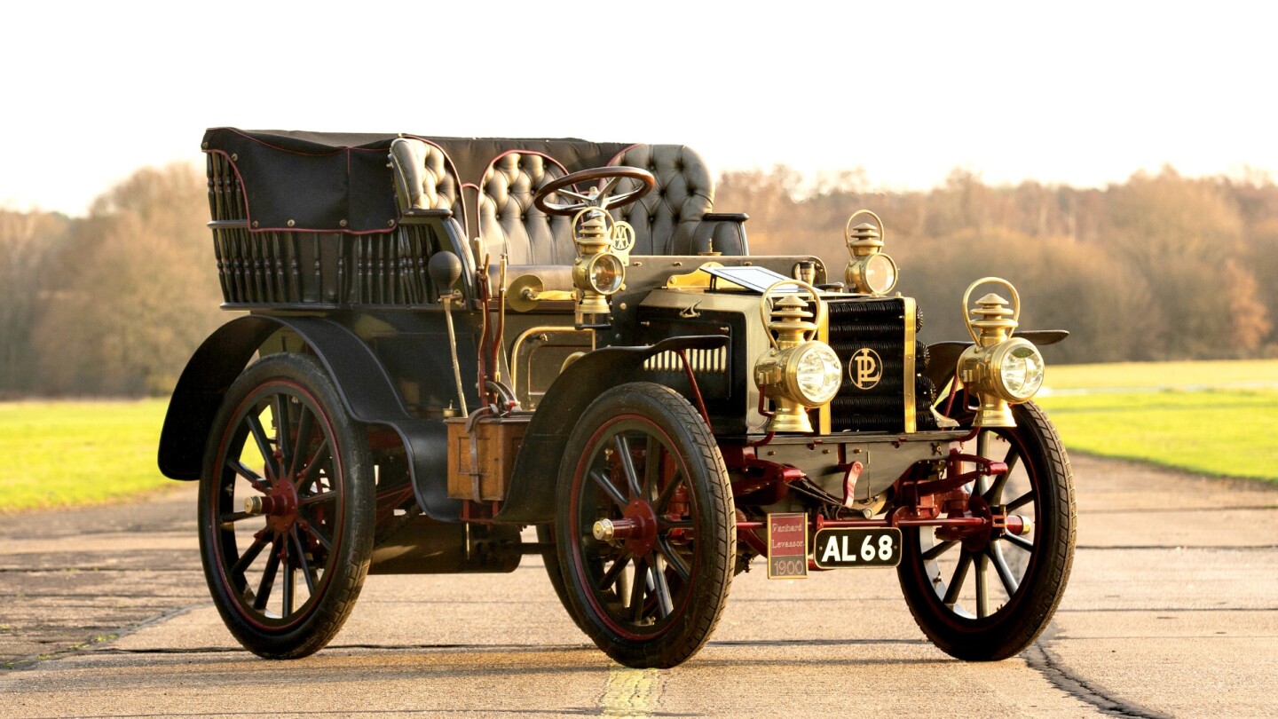 1900 Panhard et Levassor 16 HP Rear Entrance Tonneau | Auction Link: RM-Sotheby's | Estimate: €275.000 - €325.000