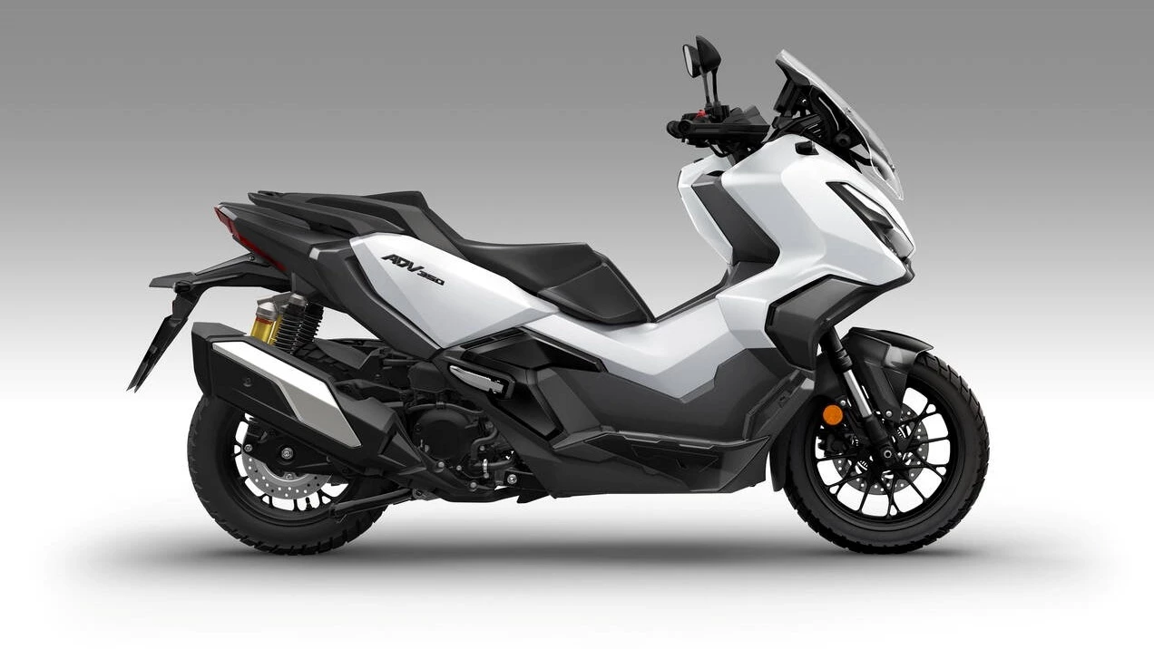 The ADV350 comes with a 330cc engine that generates around 29 horsepower and 23.2 lb-ft (31.5 Nm) of torque