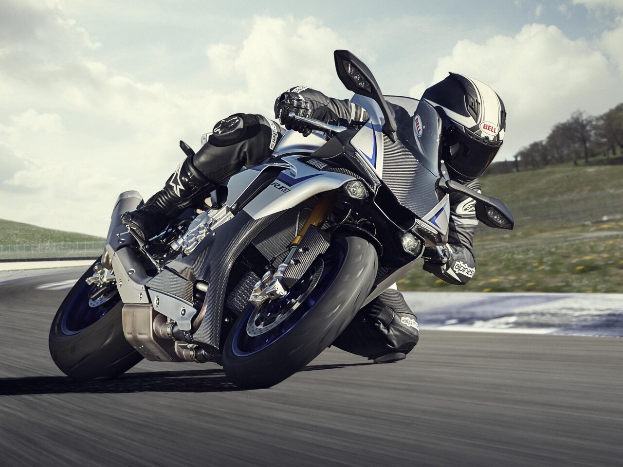 2015 Yamaha R1M - in action on the racetrack