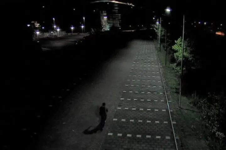 An experimental energy-saving streetlight system automatically dims the lights when no people or moving vehicles are in the area (Image: TU Delft)