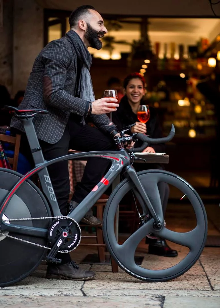 The BestiaNera Sport's 30V/160-Wh lithium-ion battery pack and brushless 250-watt hub motor augments the rider's pedalling power