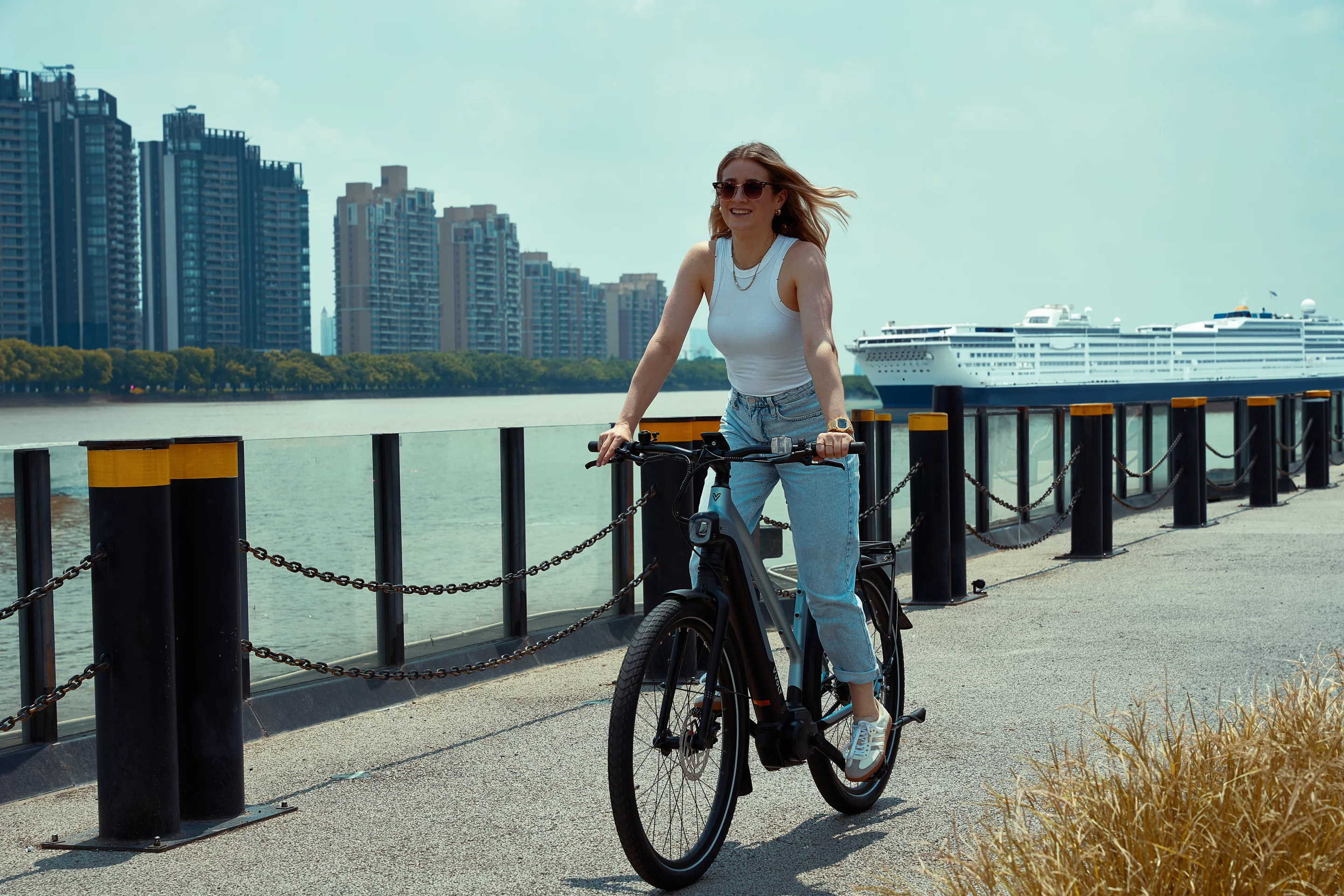 The Centauri II rolls on 27.5-inch wheels with 2.4-inch tires