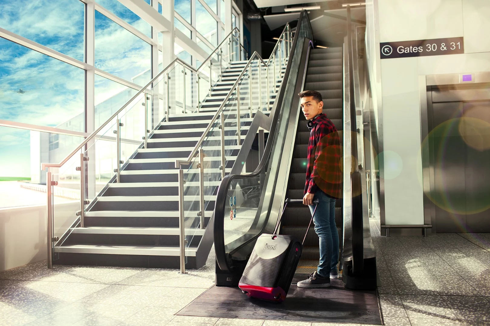 The in-line wheels additionally allow users to maneuver the Jurni through tight spaces when pulling it around, but there are also wheels mounted on the side of the case that allow it to be towed around like other wheeled suitcases