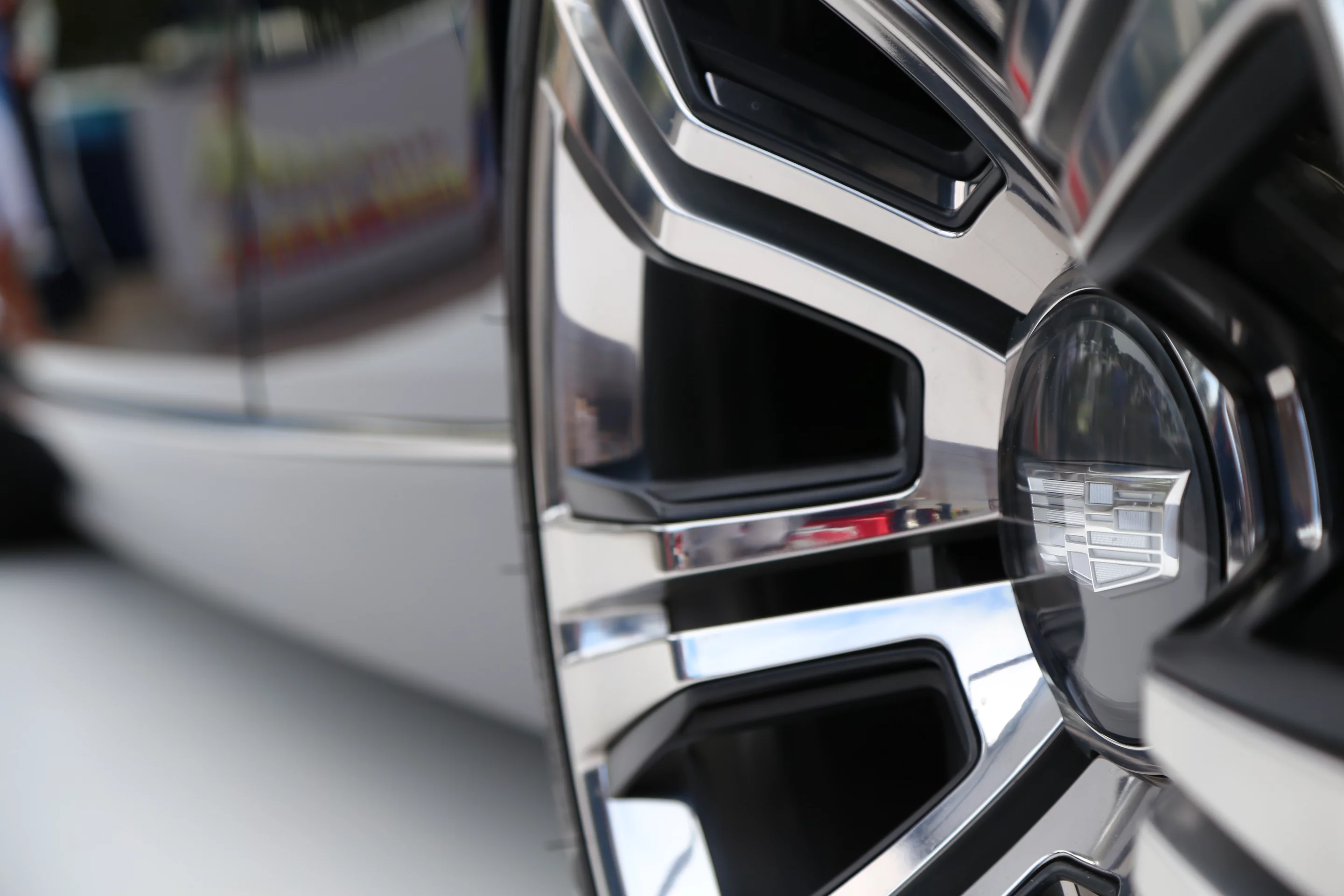 The Cadillac Elmiraj is shod with 22" x 9" aluminum wheels, monoblock brake calipers and huge ceramic discs (Photo: Angus MacKenzie/Gizmag.com)