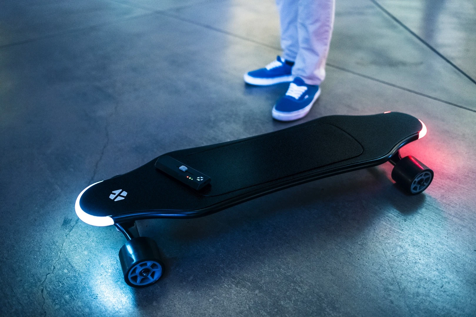 The XTND is a lightweight electric skateboard that has artificial intelligence riding shotgun