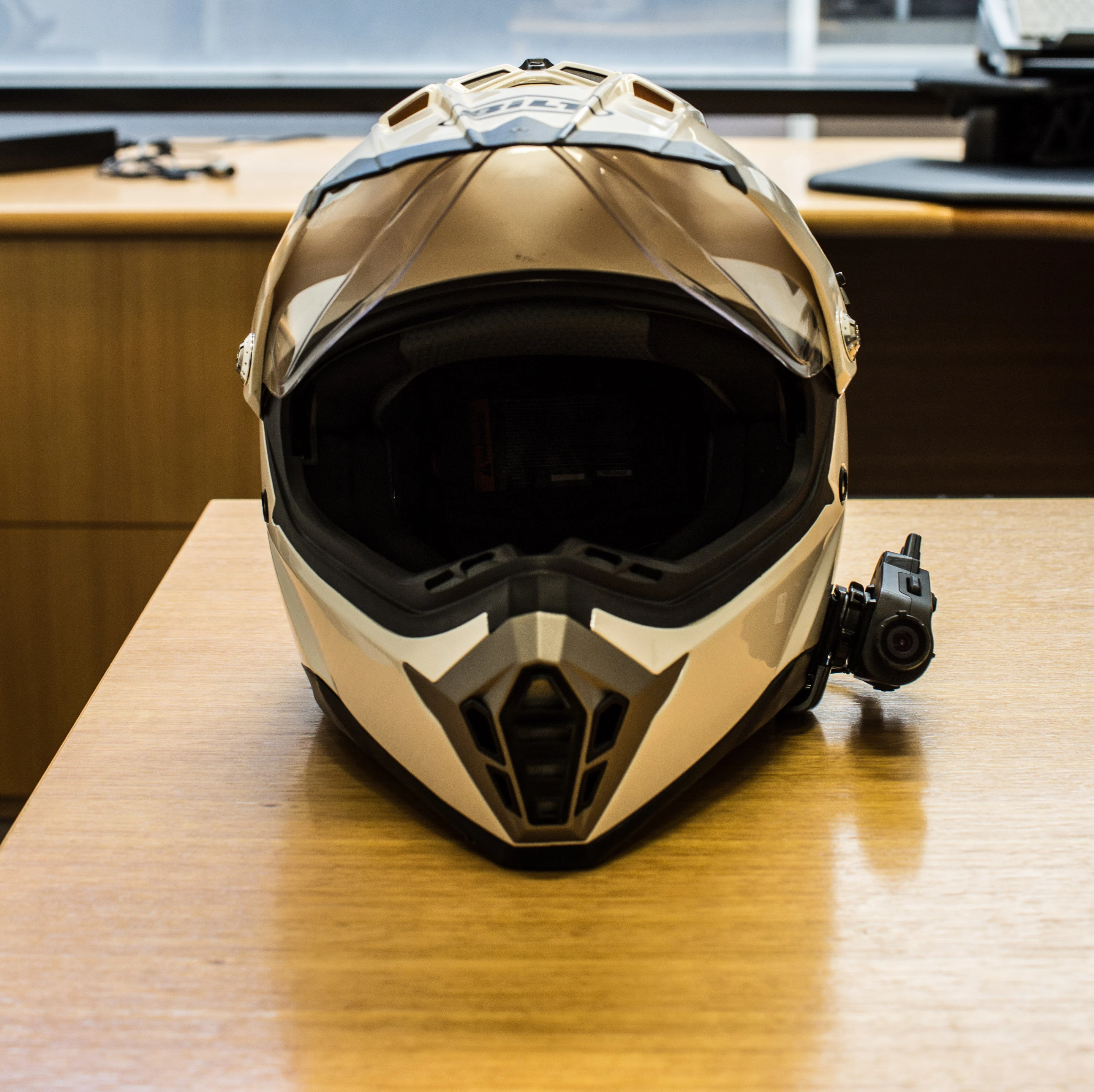 Sena's 10C - level the camera by tilting the lens itself (Photo: Loz Blain/Gizmag.com)