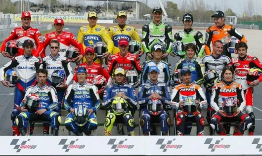 The class of 2005 - Checa, capirossi, Barros, Bayliss, Hoffman, Nakano, Byrne, Hopkins, Roberts, Elias, Xaus, Tamada, Ellison, Battaini, Rolfo, Melandri, Gibernau, Rossi, Edwards, Biaggi, Hayden