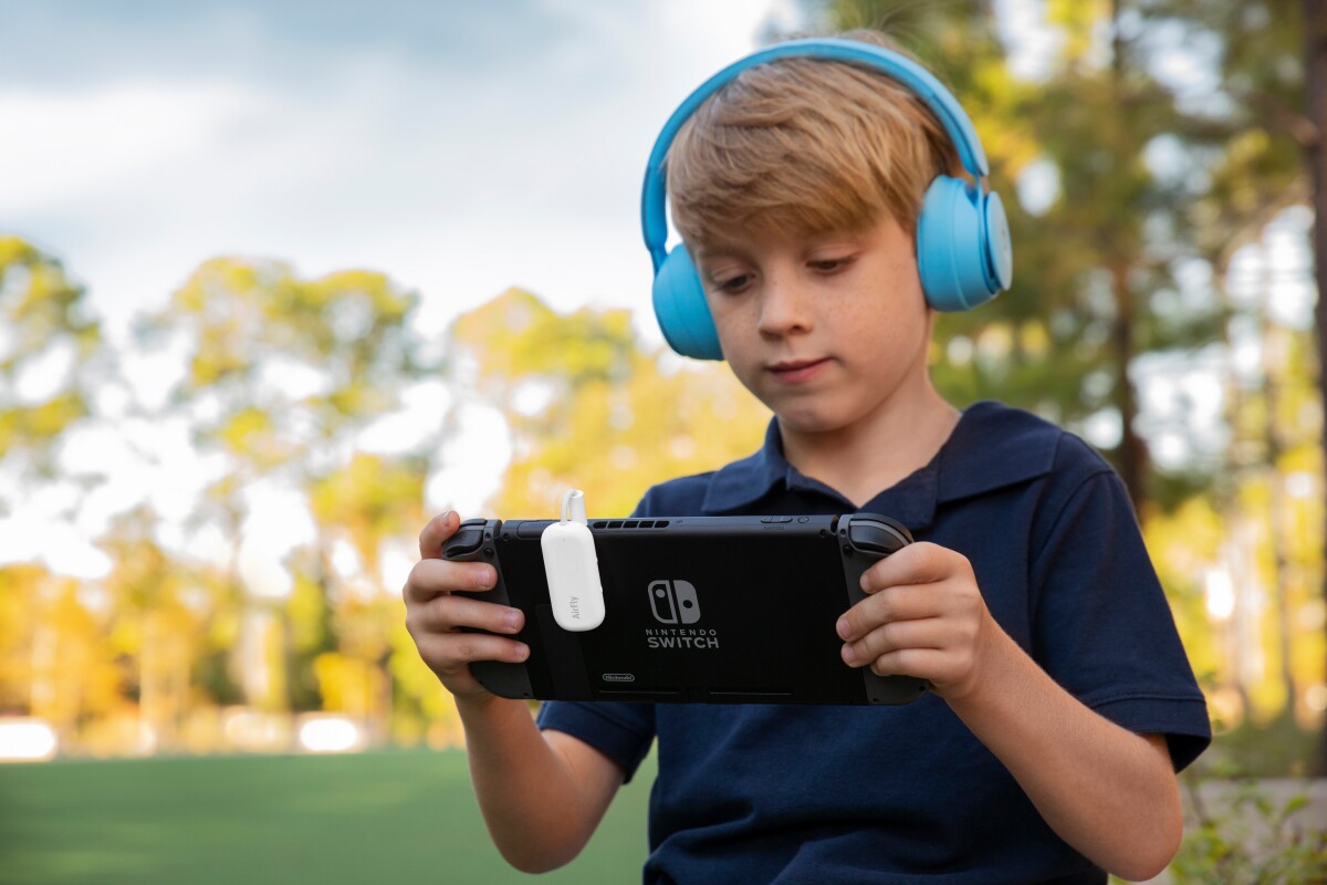 The AirFly Pro can stream audio to wireless headphones from non-Bluetooth handheld gaming devices