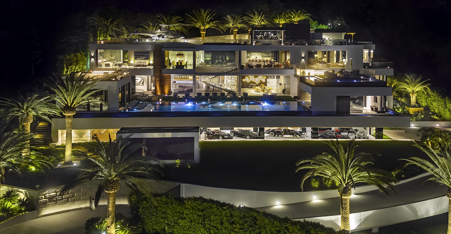 924 Bel Air Road boasts 270-degree unobstructed views of the Los Angeles skyline and surrounding area