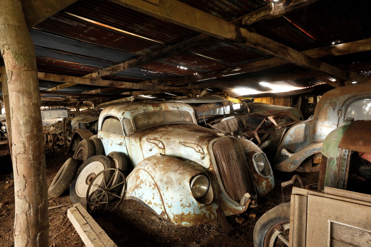 A Panhard-Levassor Dynamic coupé possible an X76 or X77 from the the Baillon Collection. The car had a steel monocoque body that was electrically welded together and central steering wheel. When new, it would have looked like this. © Artcurial