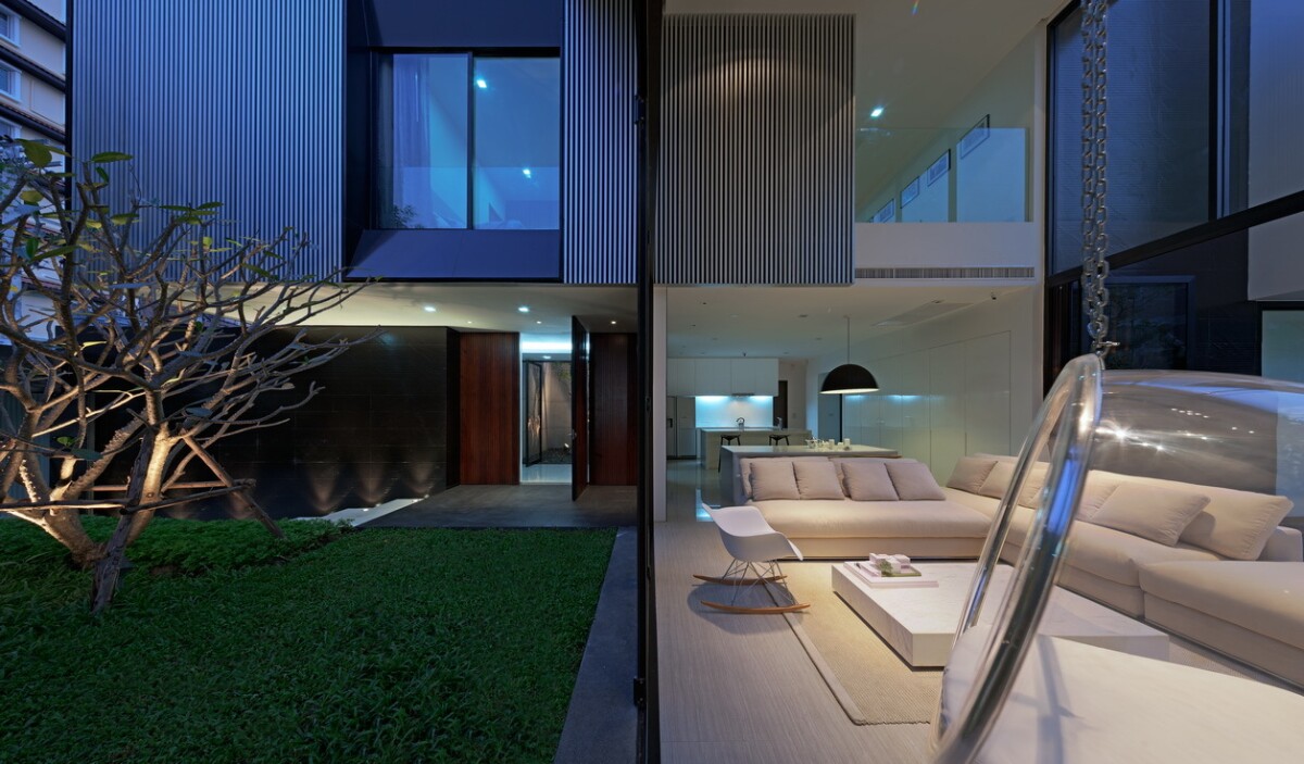 Almost half the house is cantilevered over the ground floor (Photo: Piyawut Srisakul)