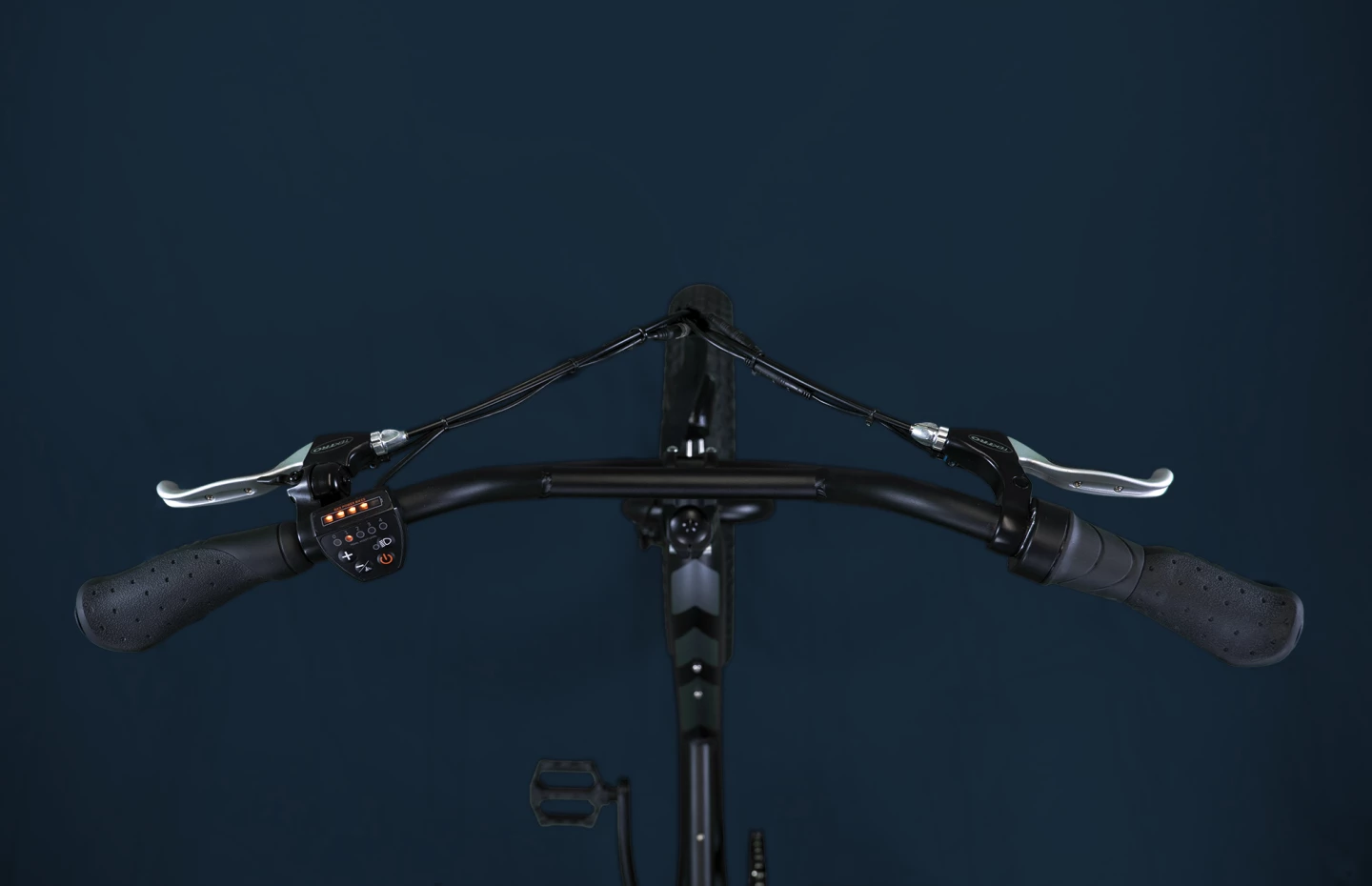Super-clean handlebars, as the LCD dash is replaced by a simple two rows of five LEDs for power level and battery level