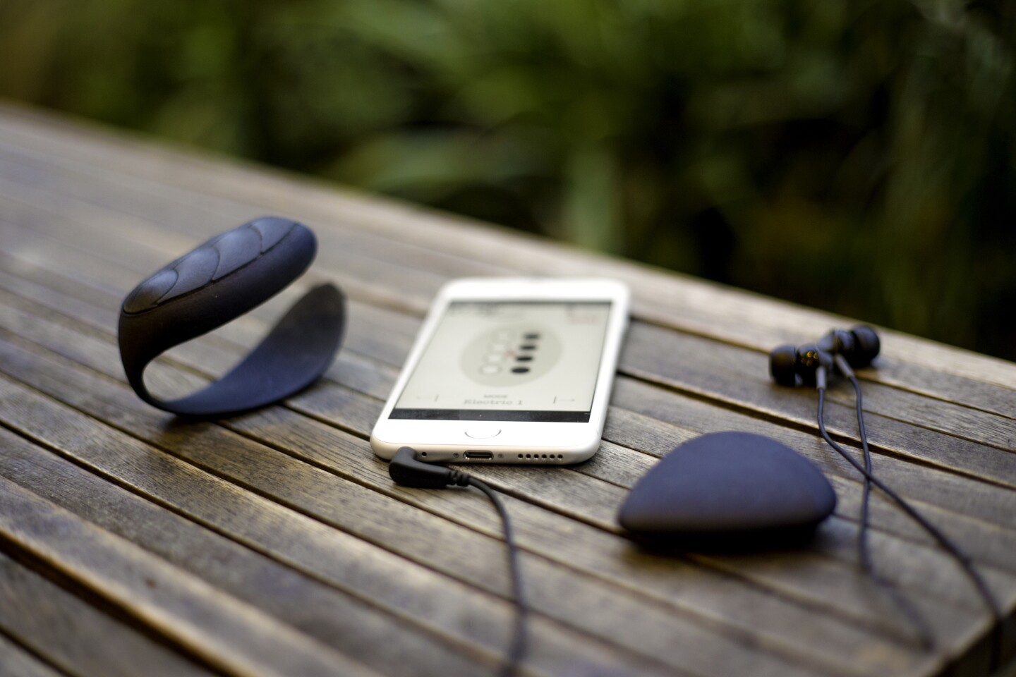 The pick and board pair with an iOS 8 (or later) smart device over Bluetooth 4.0, with all the air guitaring being turned into sonic magic by a companion app that includes an advanced music synthesis engine