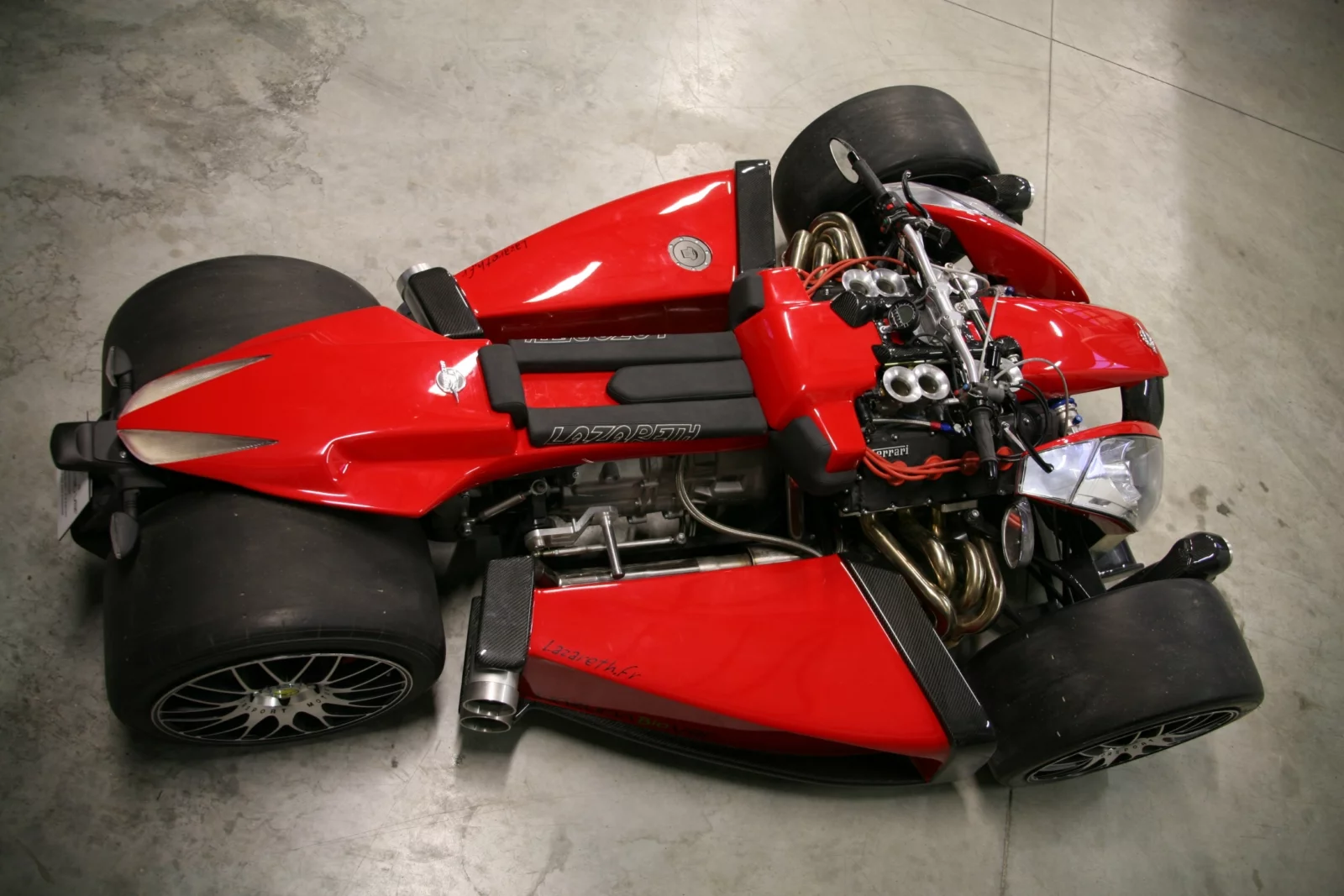 The Wazuma V8F benefits from electric power steering, modified 18-inch Momo (+Power) rims with slick tires and Brembo calipers on four 324mm disc brakes