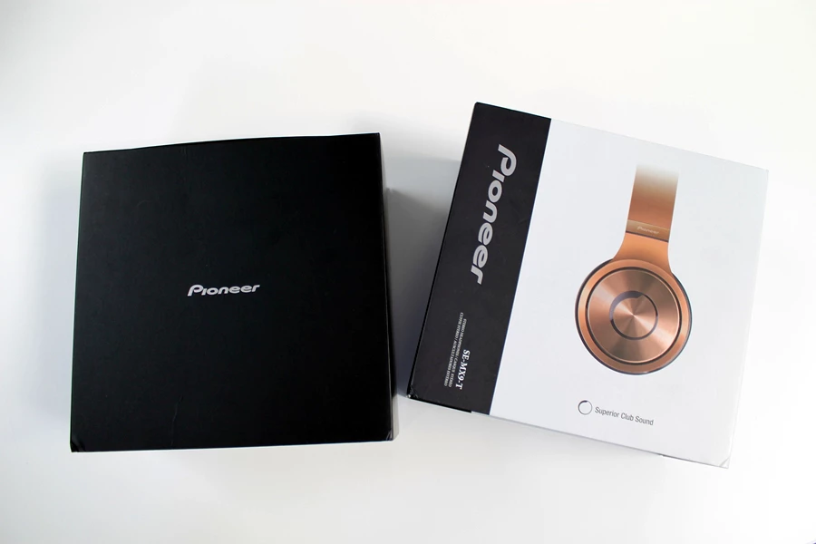 The SE-MX9 full-size headphones are presented in a similar manner to the SE-CX8s (Photo: Stu Robarts/Gizmag)
