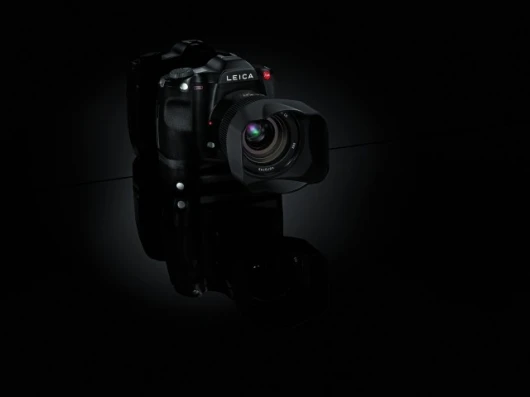 37.5 megapixels, 30x45mm sensor, Maestro image processing, OLED settings display and precision autofocus - available from October, at a price!
