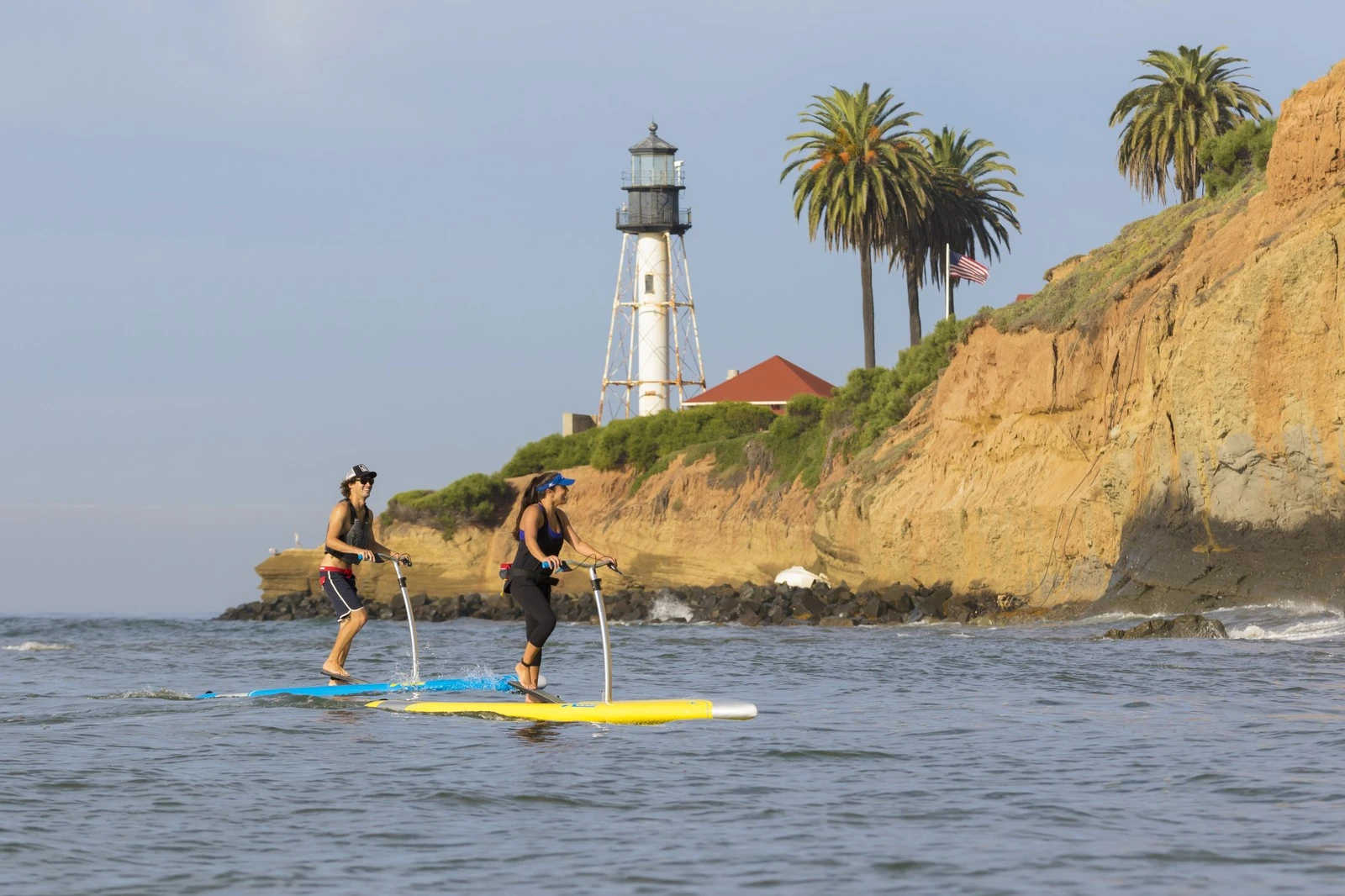 Users can steer the board with the aluminum alloy handlebars (adjustable between 36 and 43 in (91 and 109 cm)