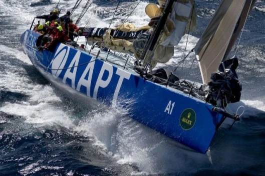 AAPT beating towards Hobart, Australia Photo: Carlo Borlenghi