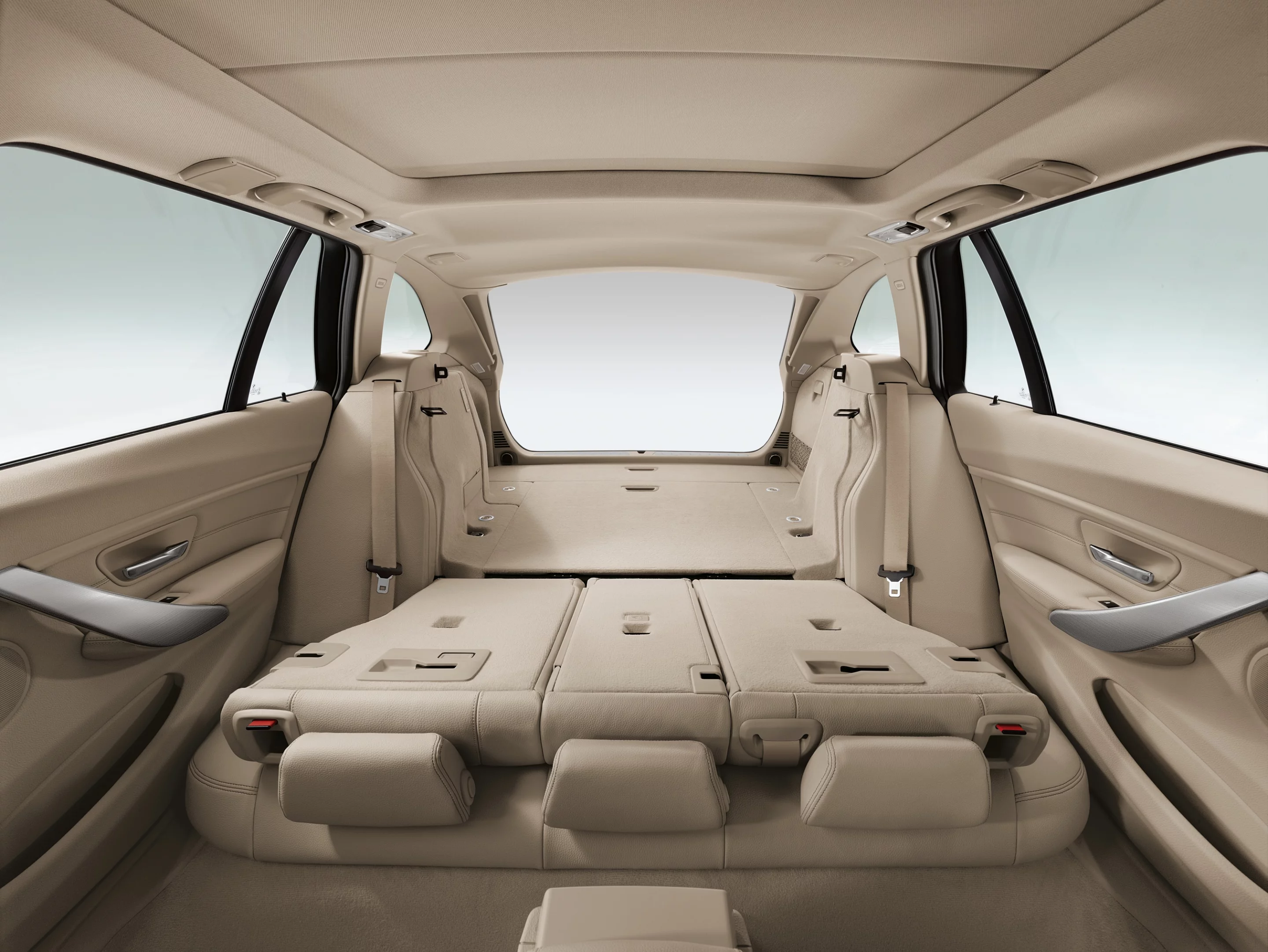 BMW 3 Series Touring, through-loading system with 40:20:40 folding rear seat backrest