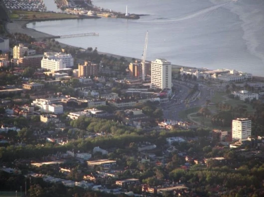 The Kodak EasyShare P850's X12 zoom and image stabilisation enables a picture of the St Kilda seas side nightlife and holiday district from over four kilometres away