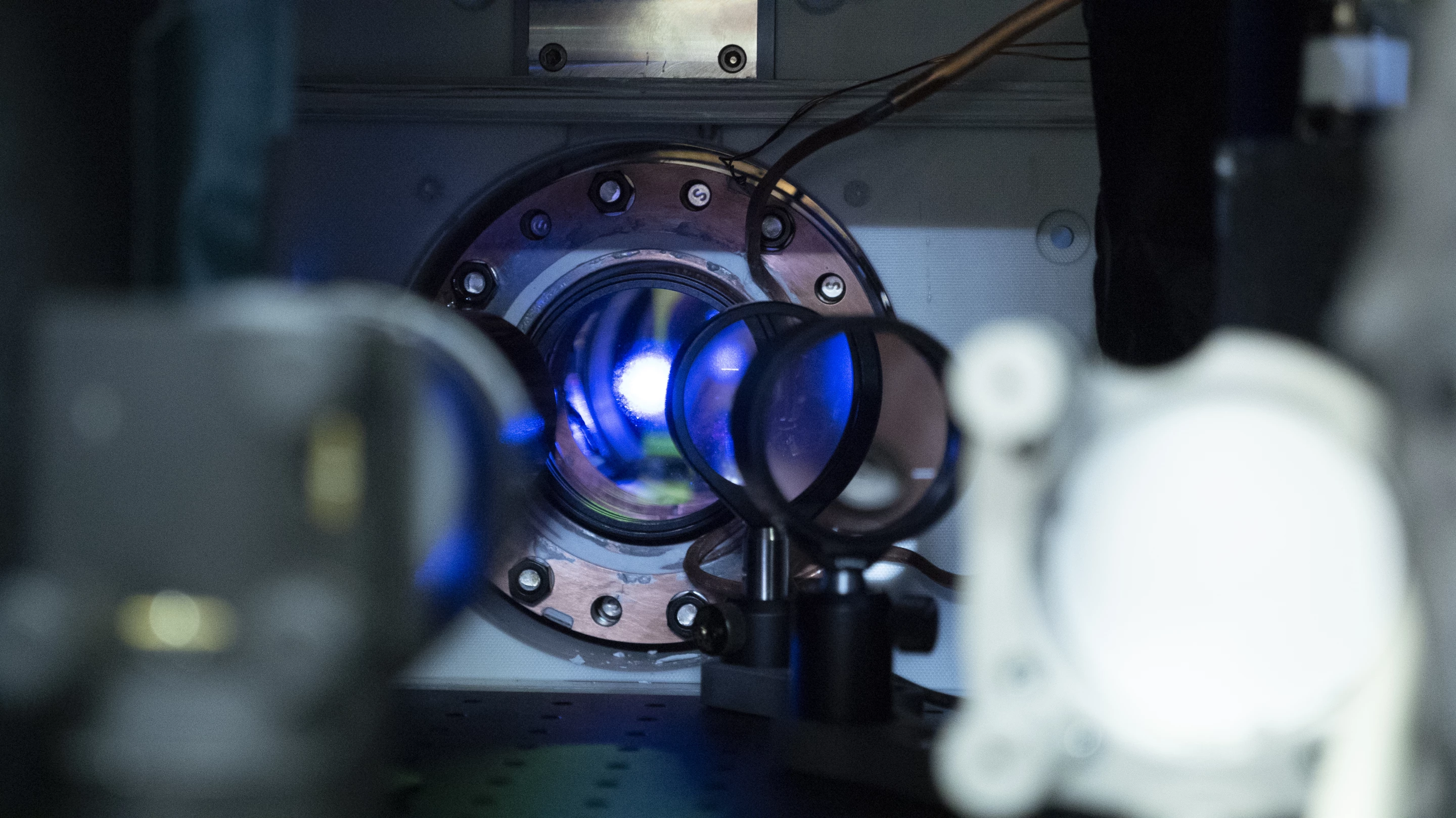 A 1-mm cloud of strontium atoms suspended in a laser lattice helped physicists measure the effect gravity has on the flow of time more precisely than ever before