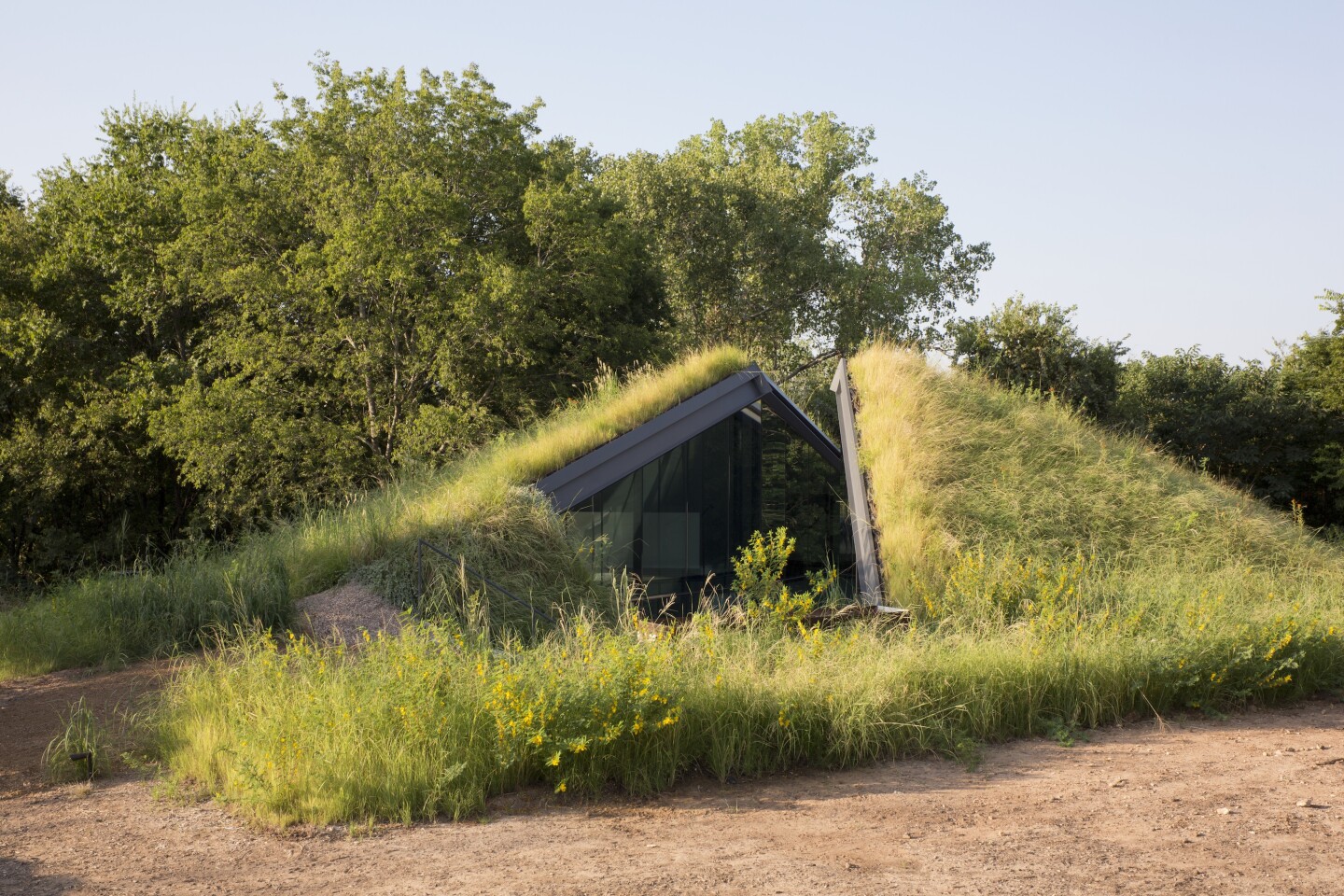 Edgeland Residence takes up an area of 1400 square feet (130 square meters)