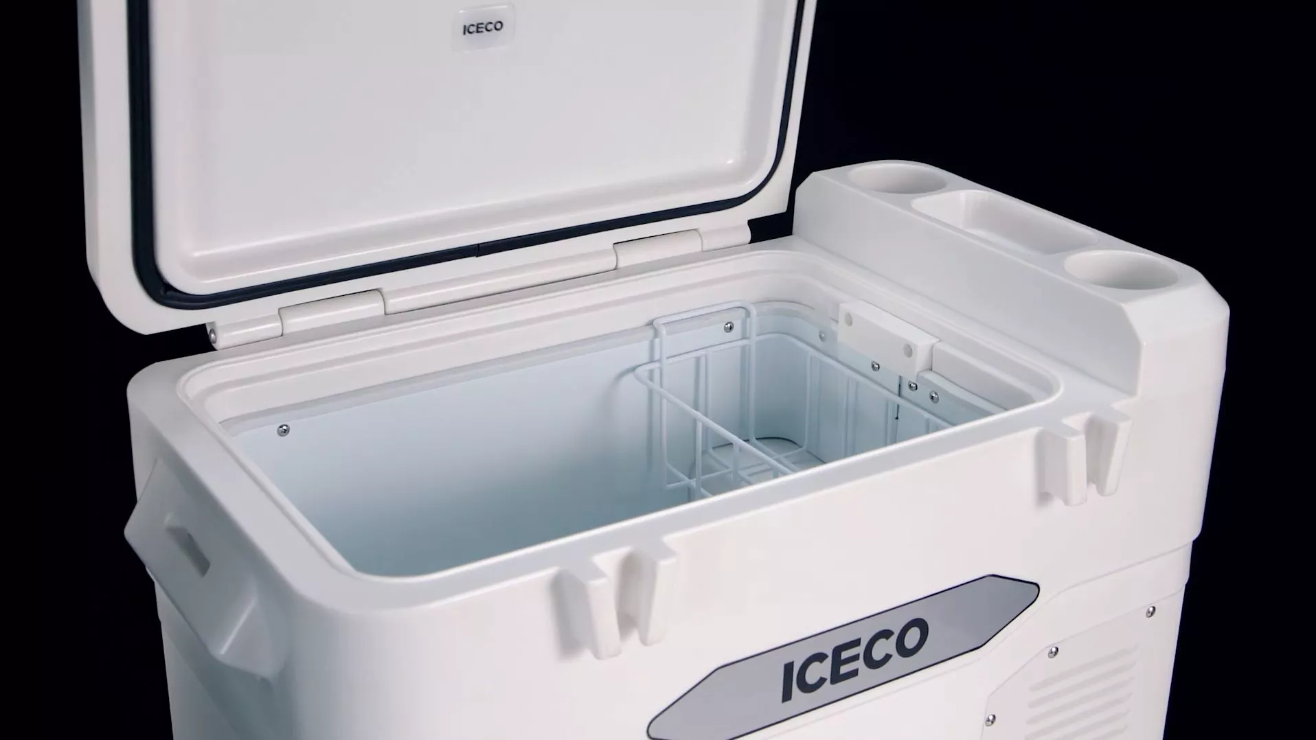 A basket offers some separation inside the tub