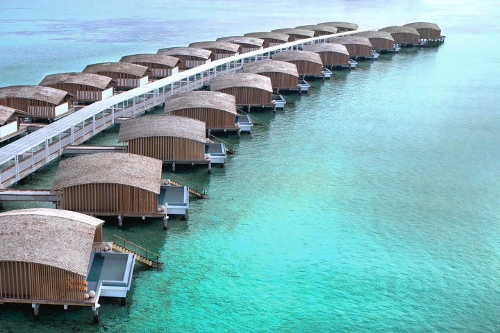 The Finolhu Villas project s self-sufficient in electricity thanks to a total of 67,000 sq ft (6,224 sq m) of photovoltaic panels and a large battery array.