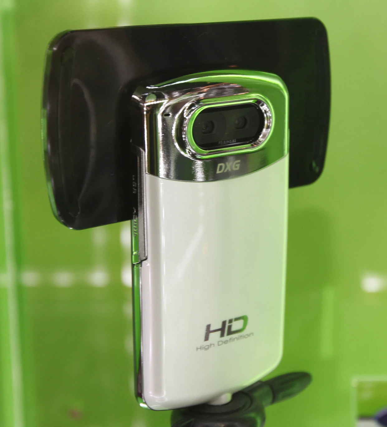 The DXG DVX-5D8 3D camcorder