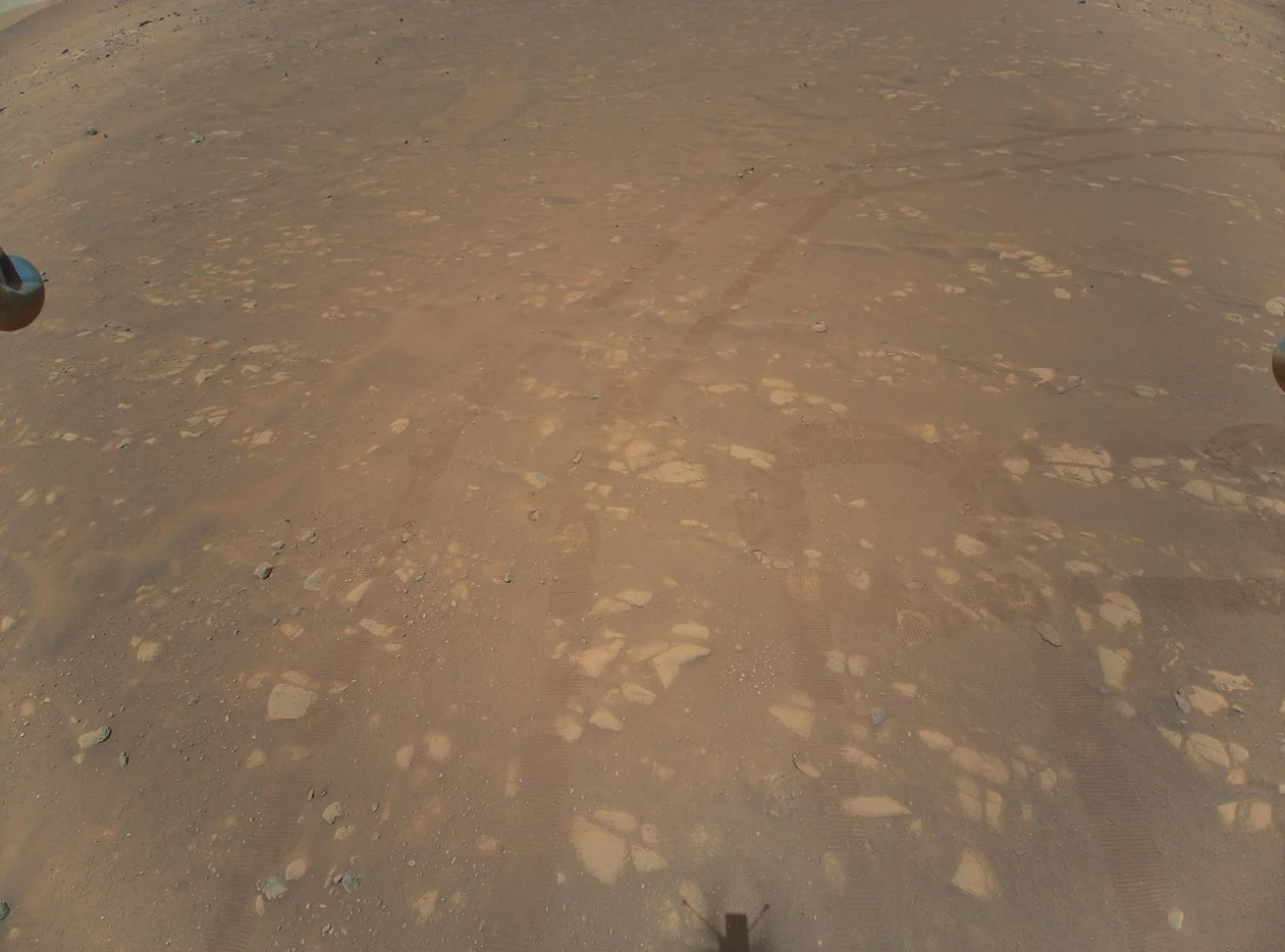 Persverance's tracks as seen from the air by Ingenuity