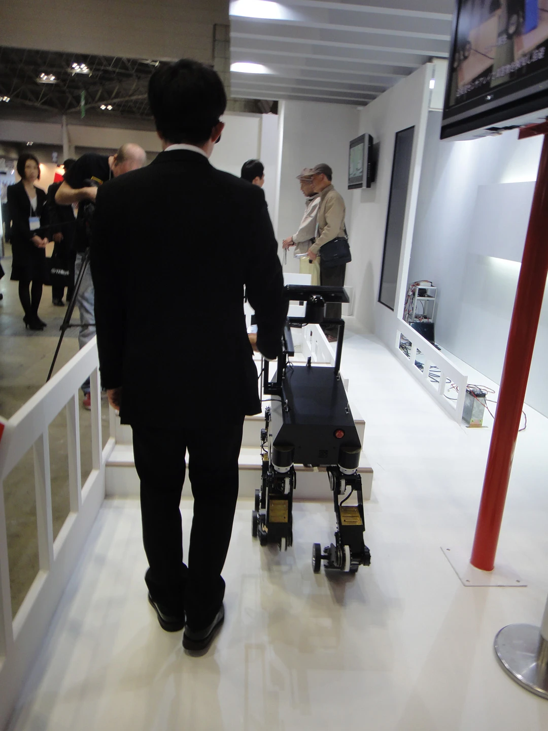 The NSK robot guide dog(Image: DigInfo)