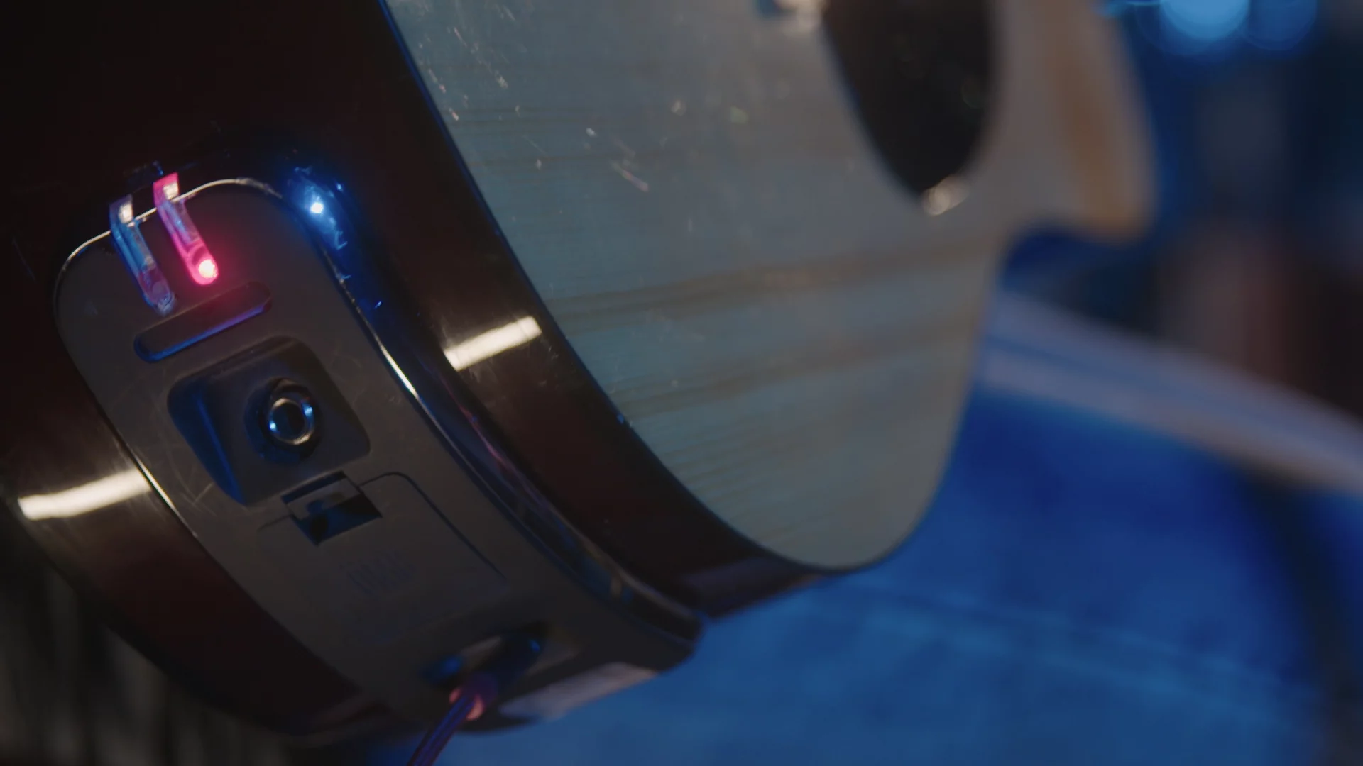 The OMB unit is cabled to smartphone running a companion iOS/Android app