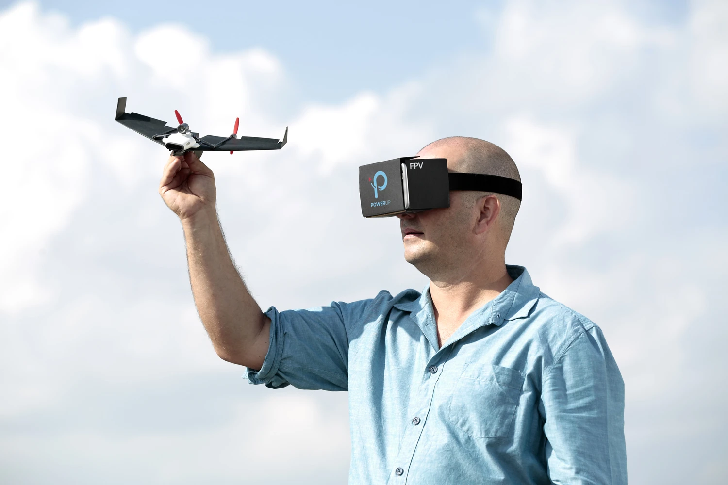 The PowerUp FPV can be steered with a VR system such as Google Cardboard