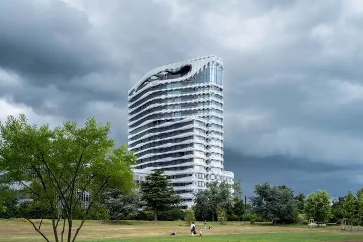 The RKM 740 Tower (or Zipper, to use its nickname) is a mixed-use high-rise building that incorporates medical facilities and residential space