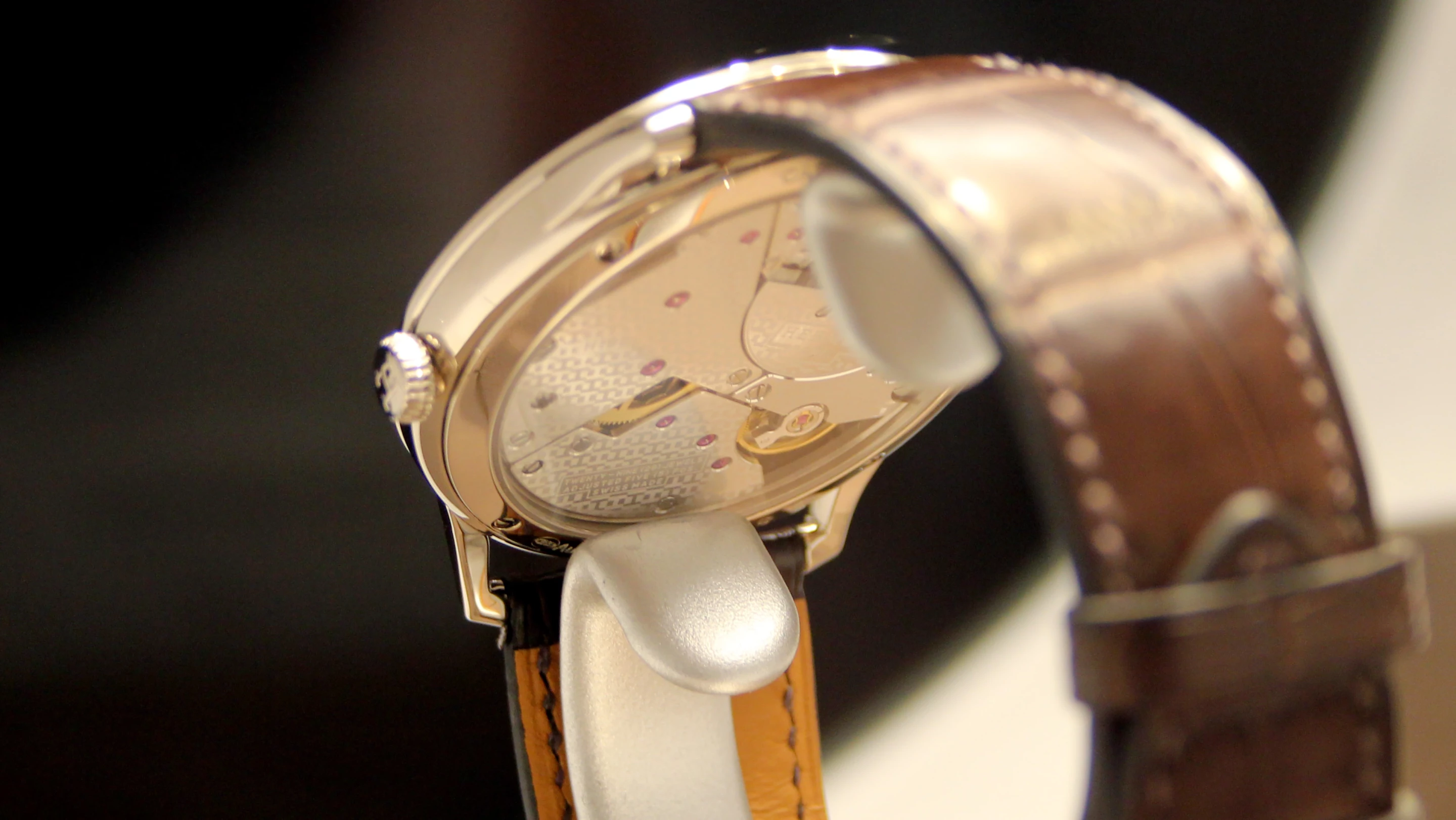 Sapphire crystal to the rear shows a glimpse of the 2.6 mm thin mechanical self-winding H1950 movement (Photo: Chris Wood/Gizmag.com)